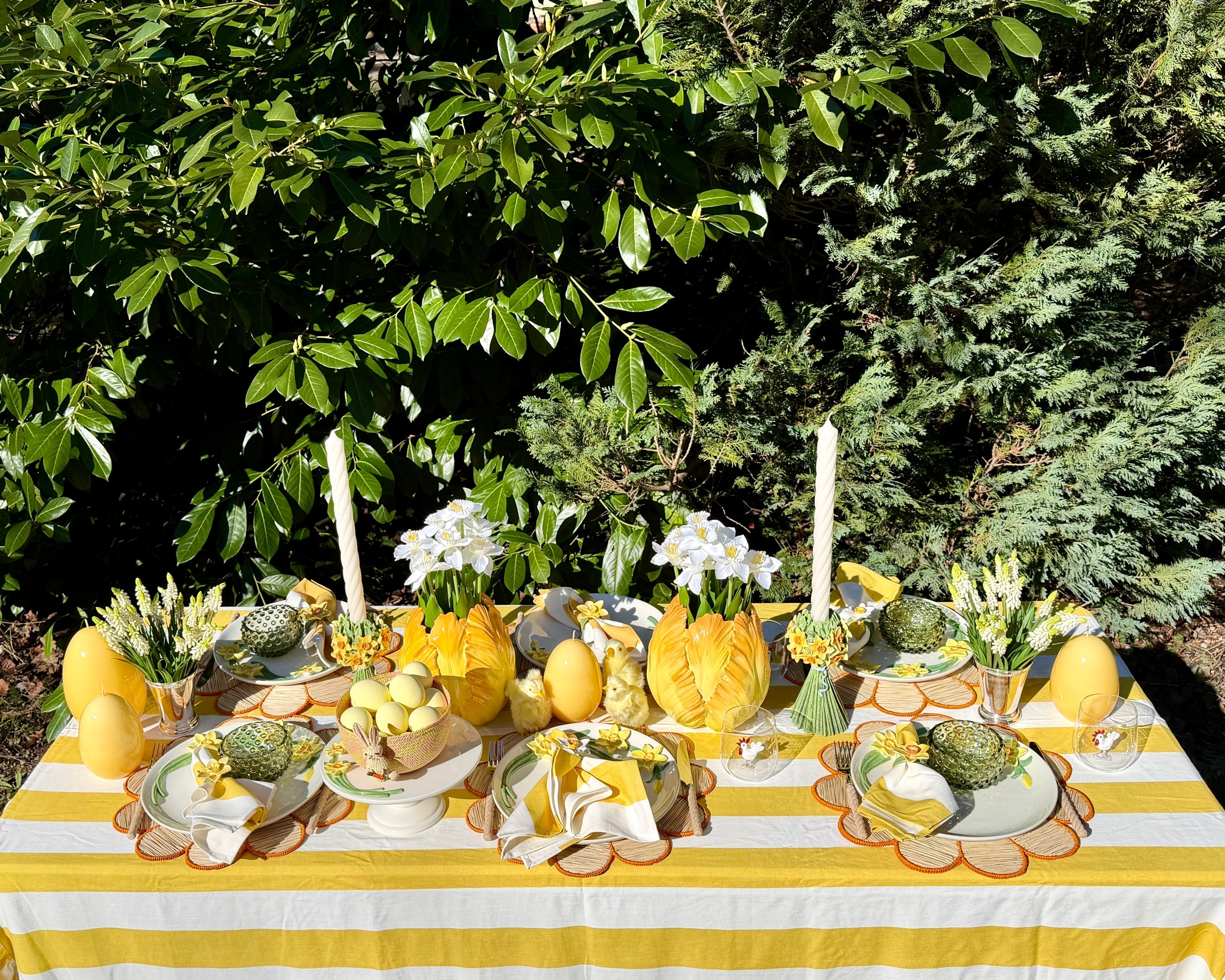 Frühlingshafte Tisch-Inspiration in Gelb: Narzissen-Dekoration auf einer gelb gestreiften Tischdecke von Table Desires München.