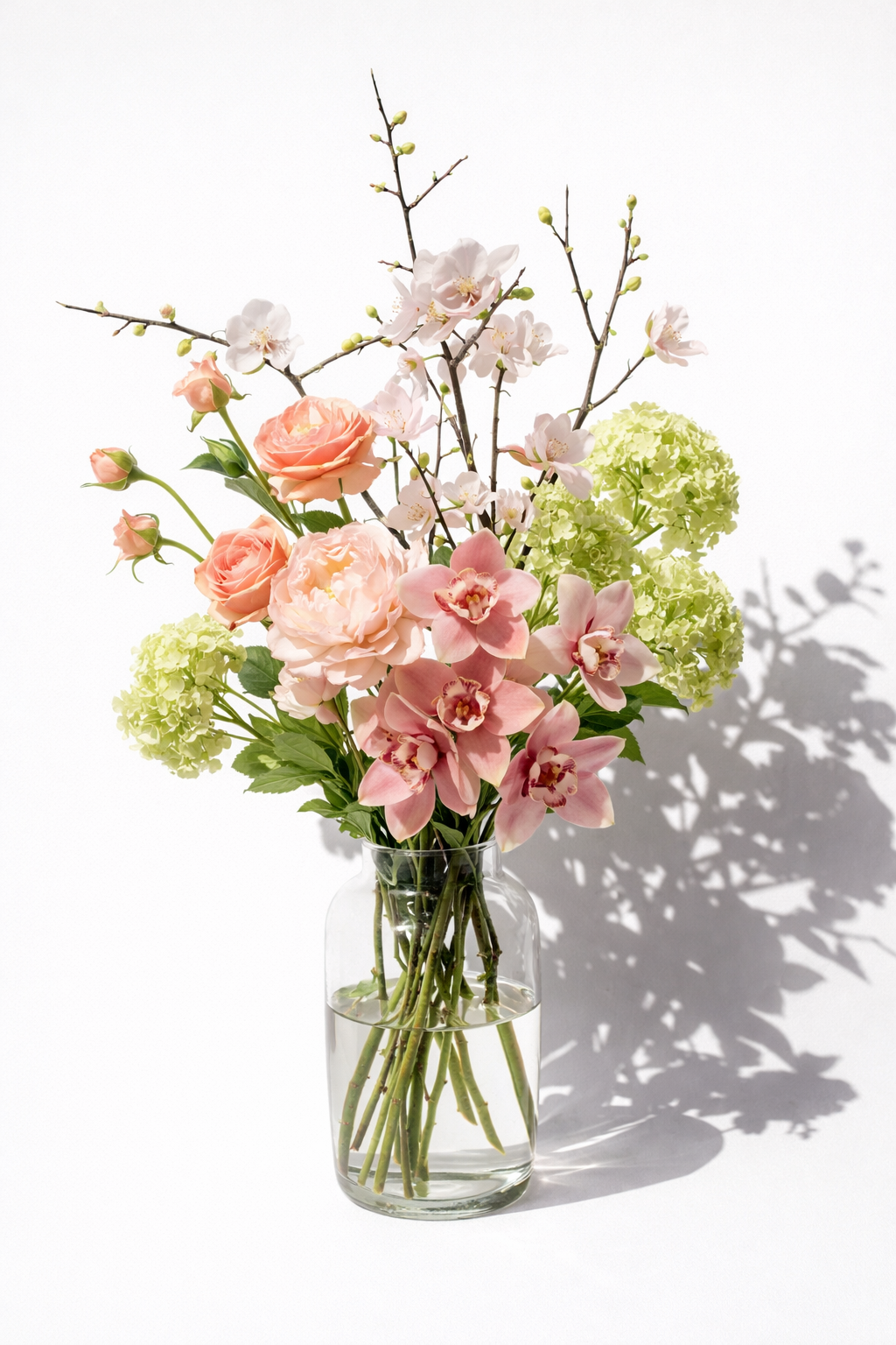 Blumenstrauß aus Kunstblumen in Glasvase 