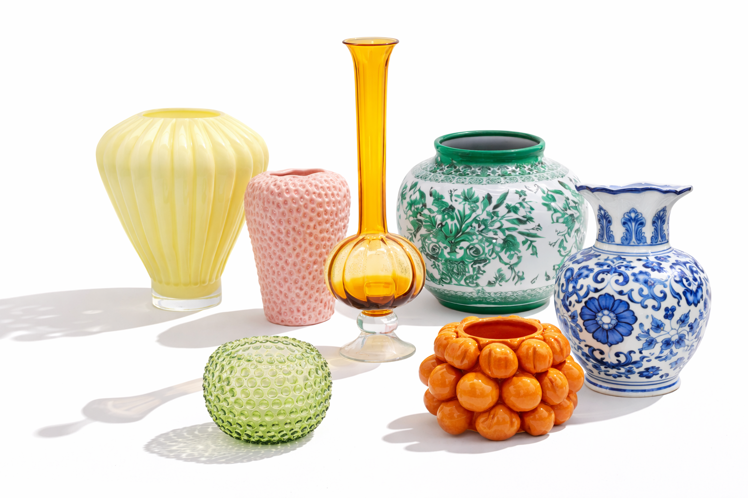 Exklusive mundgeblasene Glasvasen und besondere Design-Objekte auf einer eleganten Tafel von Table Desires München