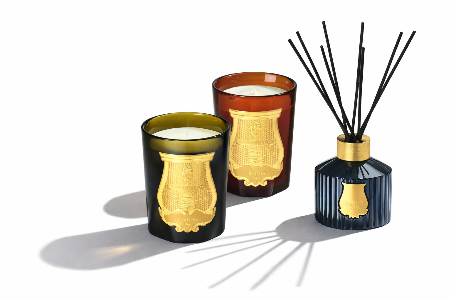 Ikonische Trudon Duftkerze im dunkelgrünen Glasflakon auf einer stilvoll gedeckten Tafel von Table Desires München.