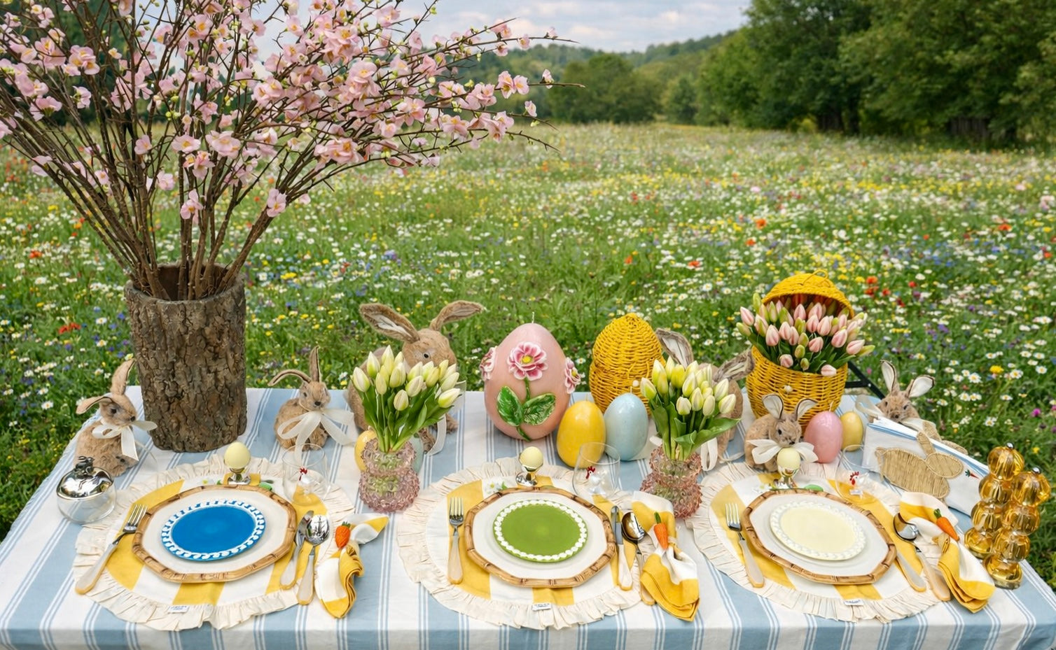 Exklusive Oster-Tischdeko mit edlen Hasenfiguren, handbemalten Ostereiern und Frühlings-Accessoires von Table Desires München