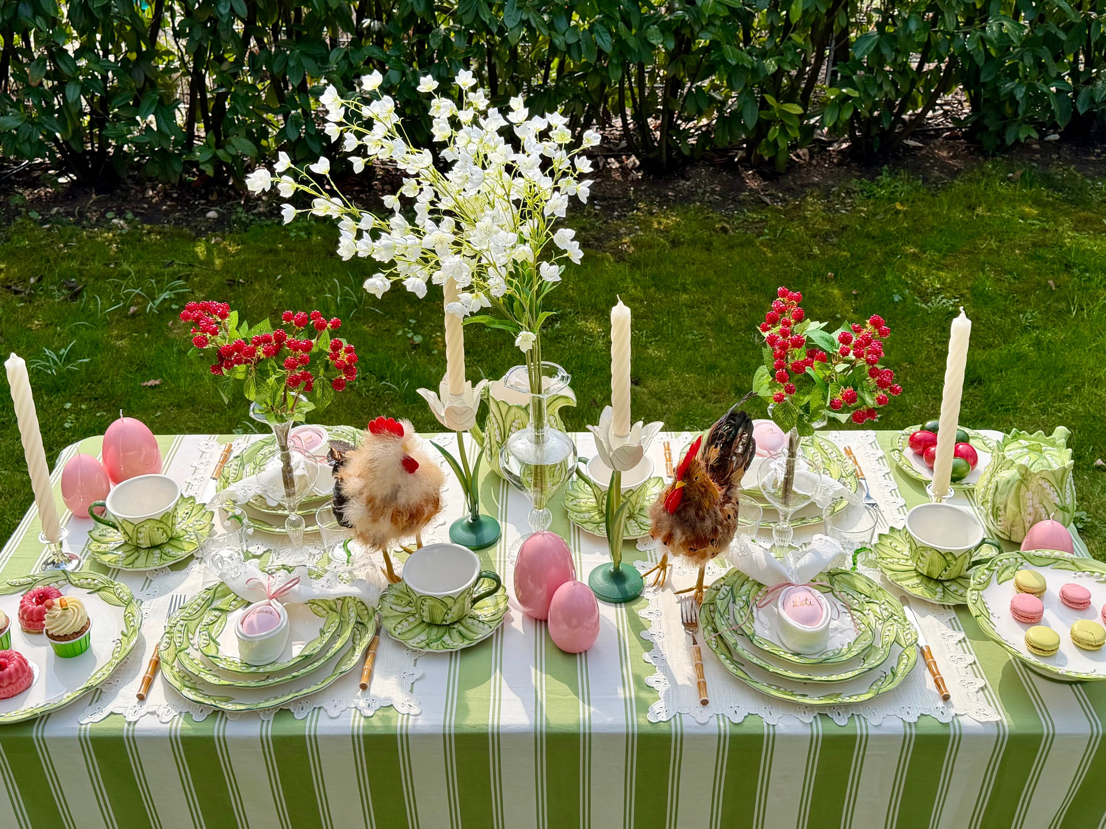 Handbemalte Les Ottomans Keramik-Kollektion mit Maiglöckchen-Motiv, bestehend aus Teetassen, Tellern und Kannen für die Frühlings- und Osterdekoration auf einem gedeckten Tisch