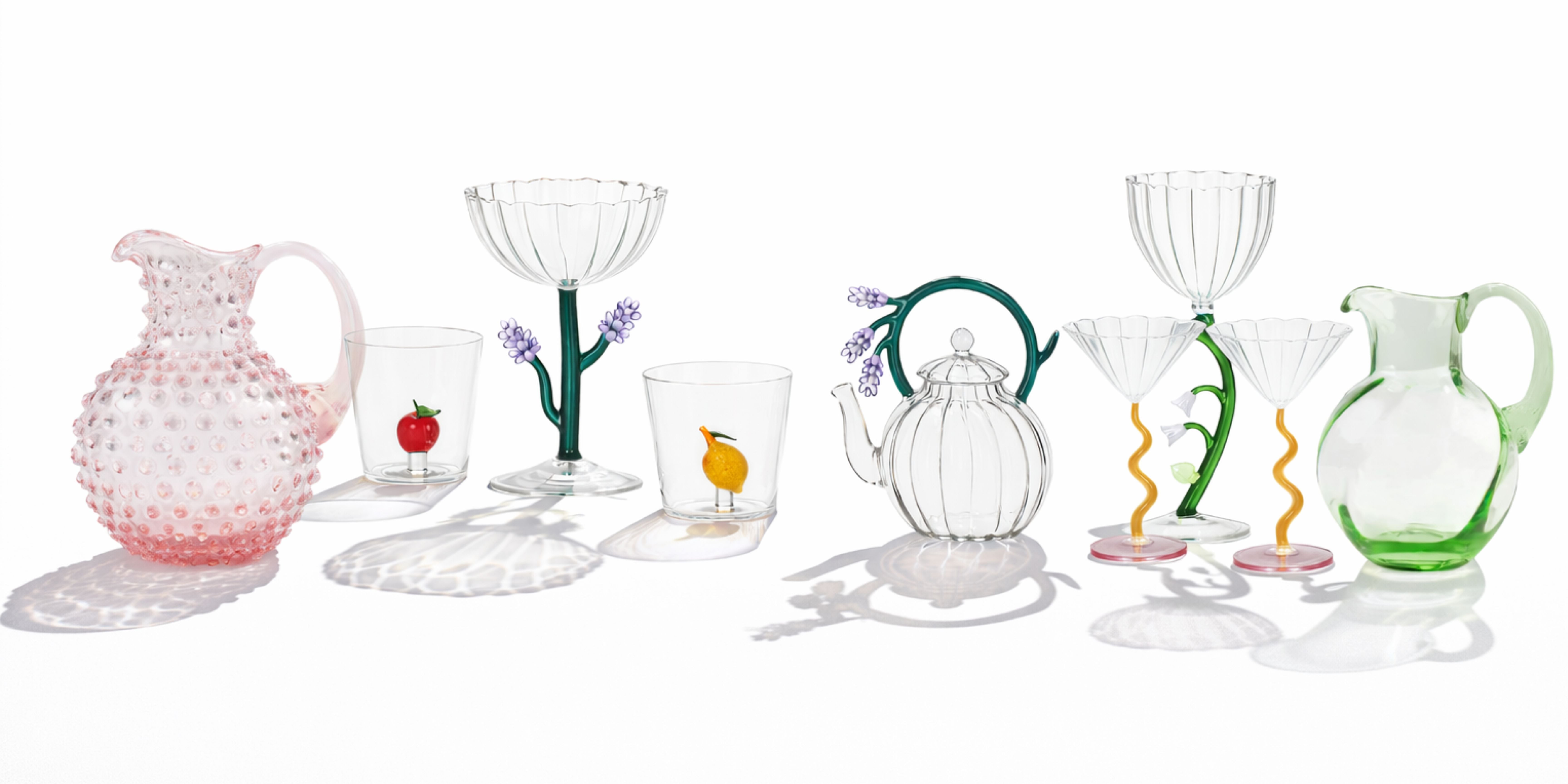 Exklusive mundgeblasene Gläser und filigrane Glaskaraffen auf einem gedeckten Tisch von Table Desires München