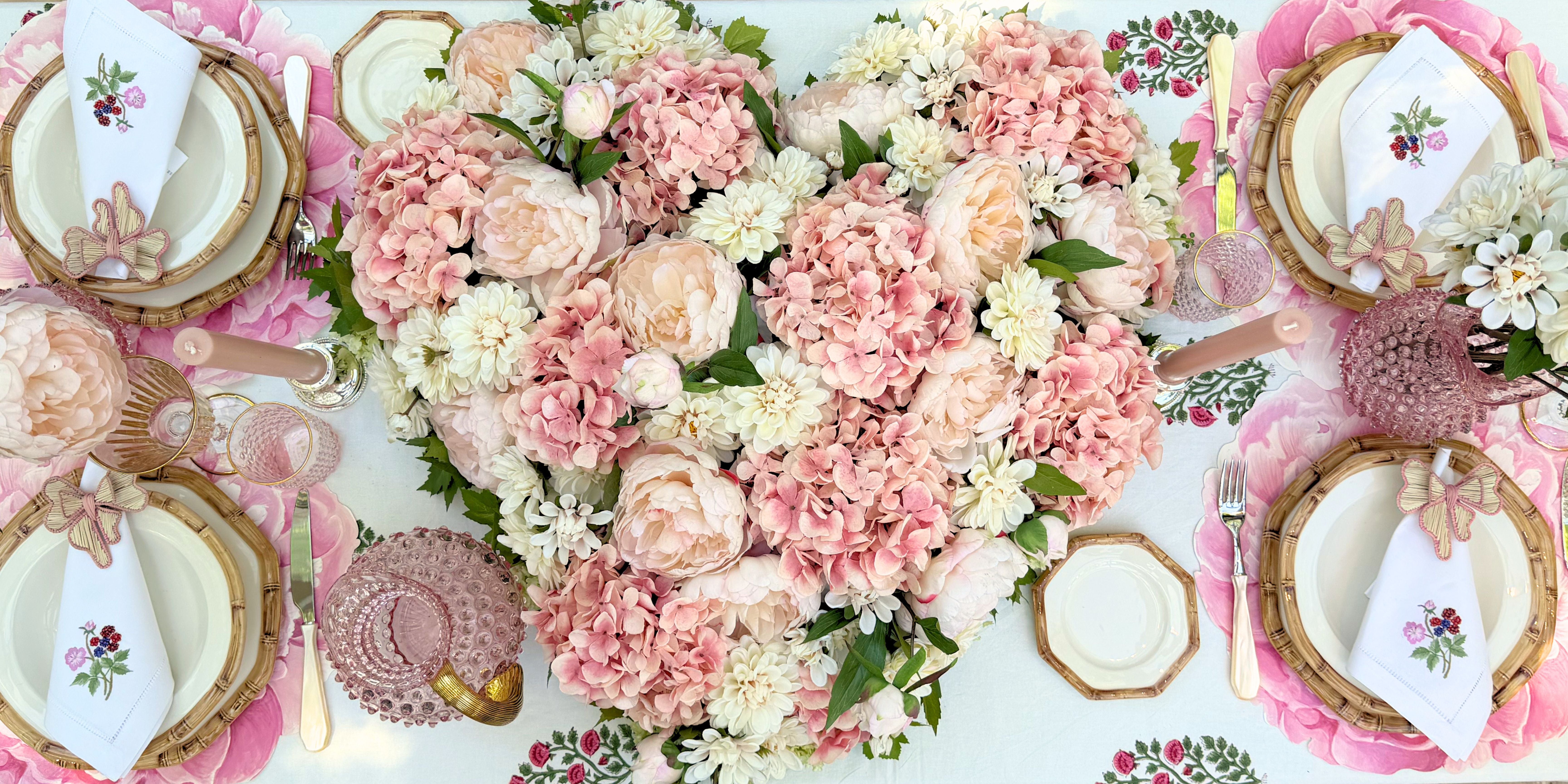 Festlich gedeckter Tisch mit handbemalter Les Ottomans Keramik und Frühlingsblumen als Inspiration für Muttertagsgeschenke bei Table Desires.