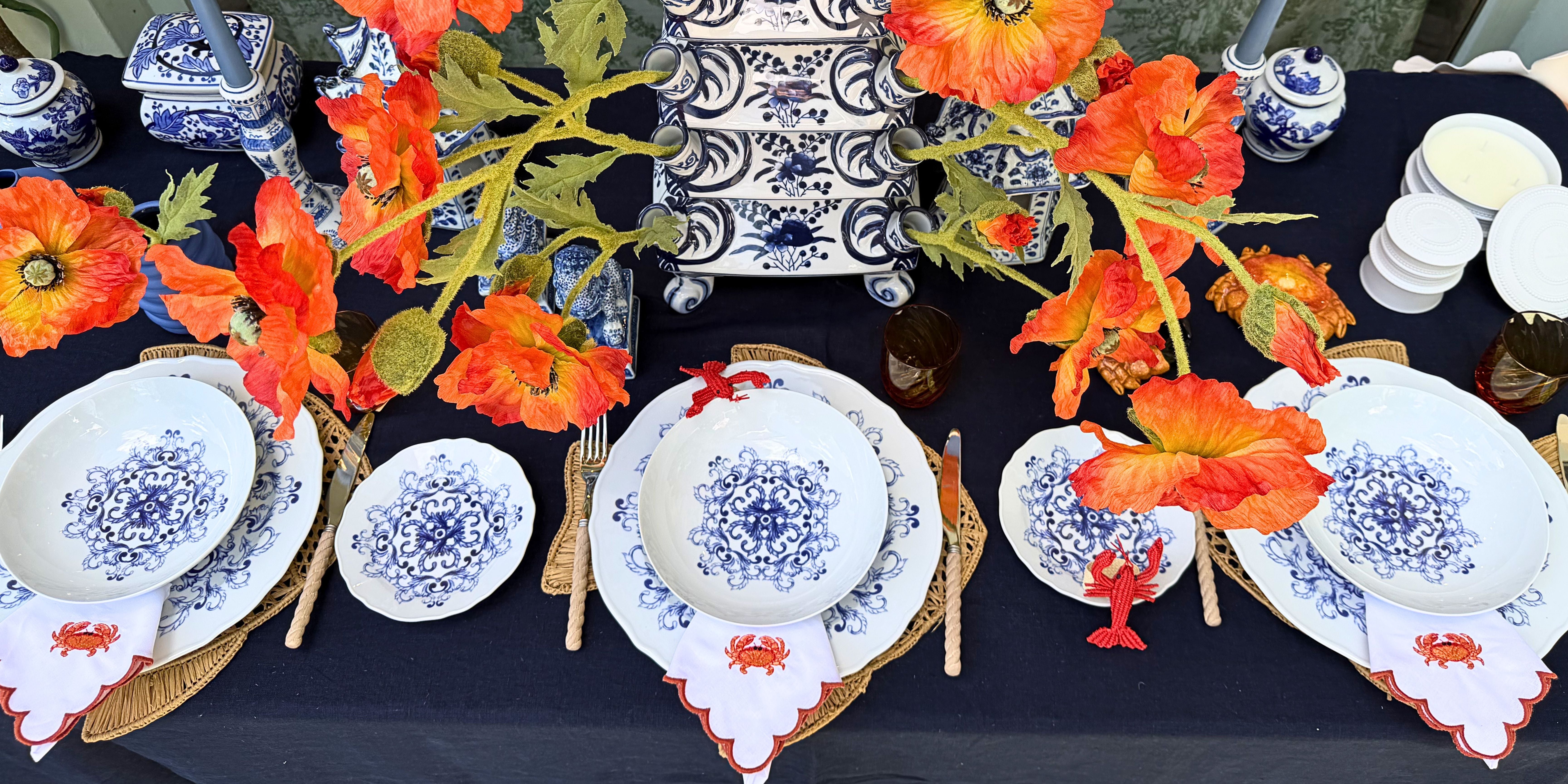 Maximalistisches Table Setting mit Rosenthal True Blue Tellern, blau-weißen Keramik-Pagoden, Delfter Vase, Kordel-Besteck und orangenen Mohnblumen von Table Desires.