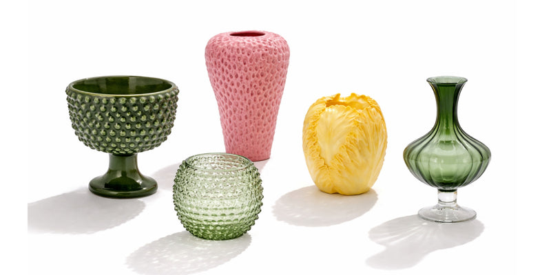 Exklusive mundgeblasene Glasvasen und besondere Design-Objekte auf einer eleganten Tafel von Table Desires München