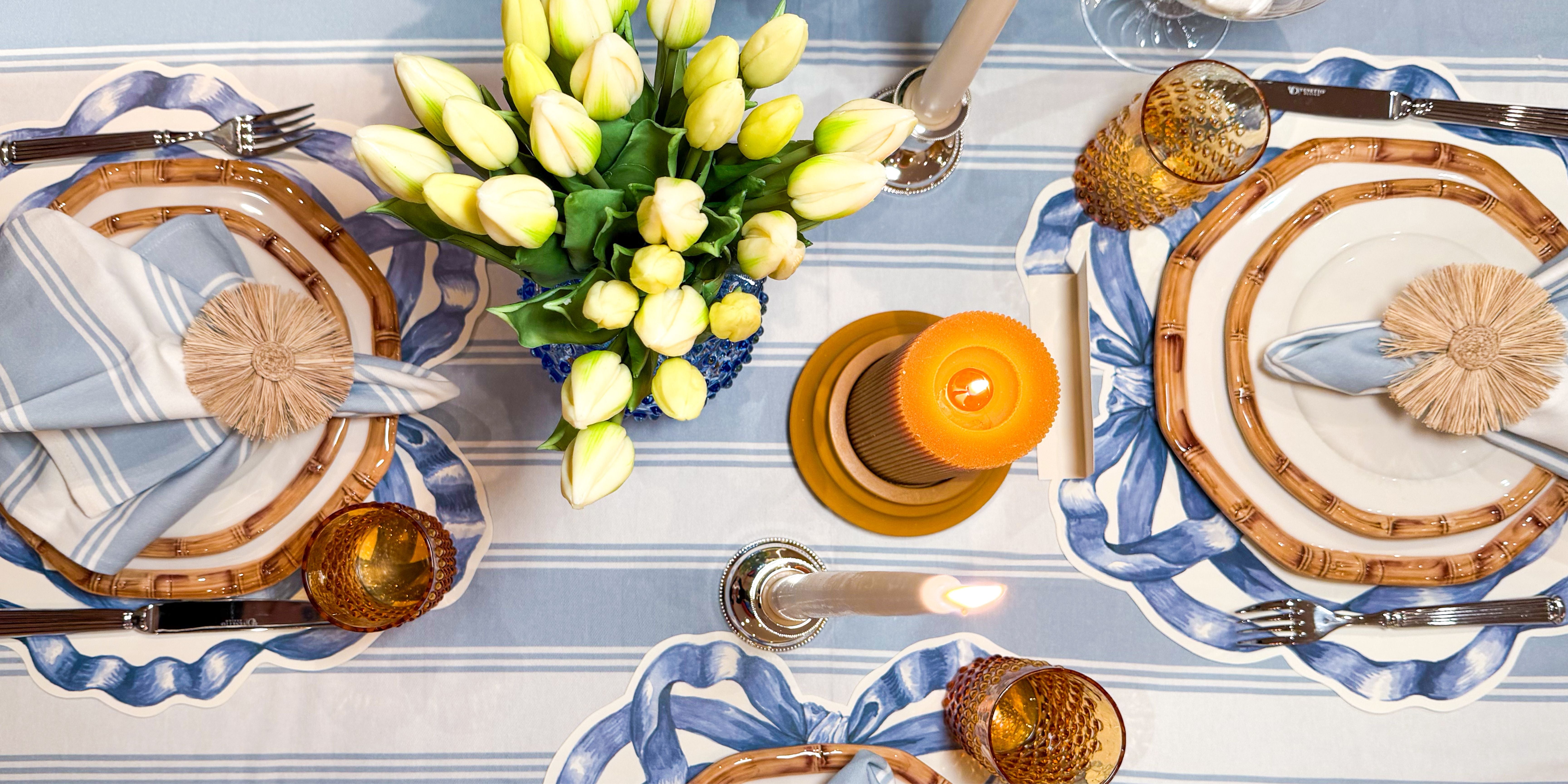 Exklusives Table Setting mit hochwertigem Geschirr, mundgeblasenen Weingläsern und buntem Porzellan von Table Desires München