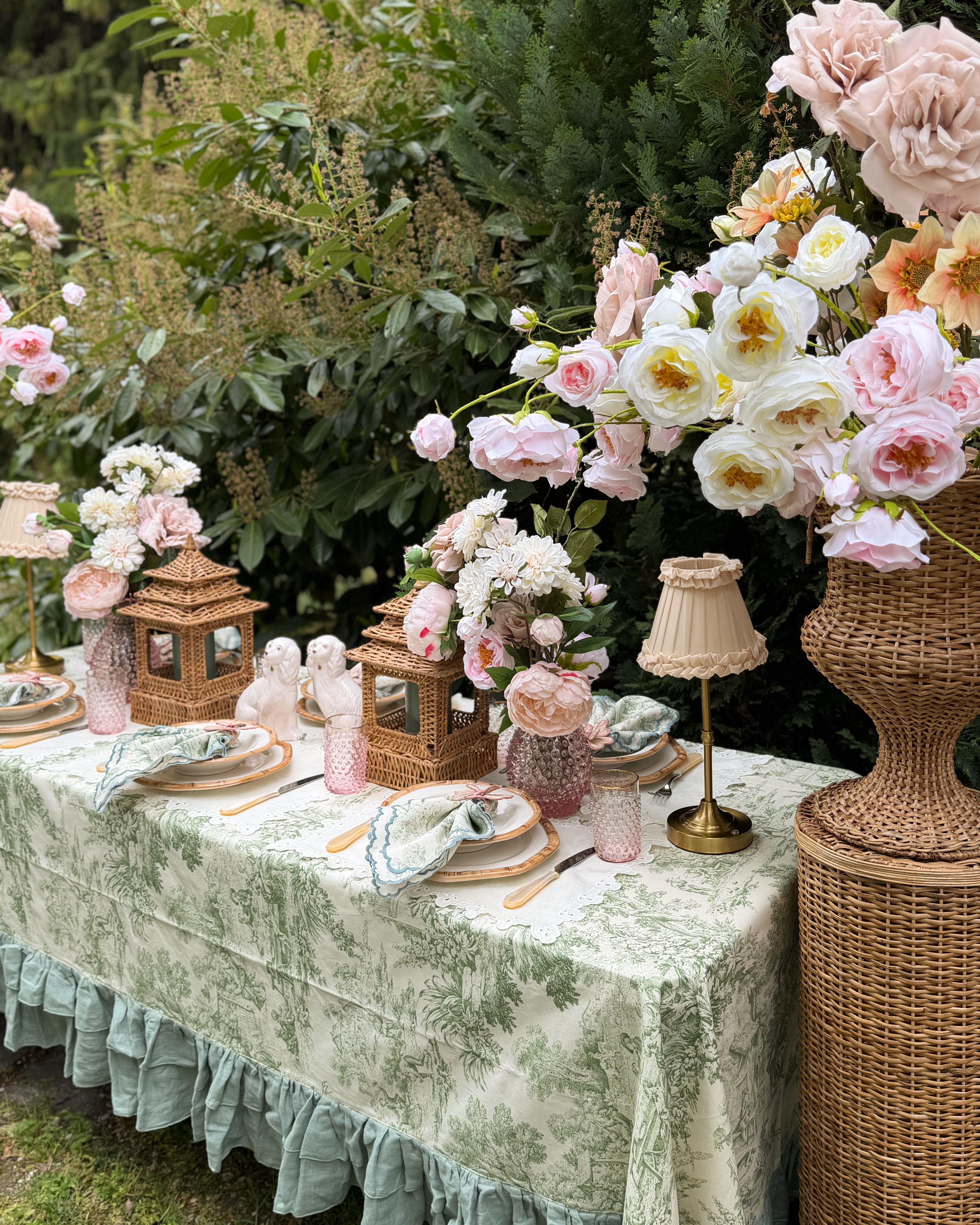 Exklusives Table Setting mit hochwertigem Geschirr, mundgeblasenen Weingläsern und buntem Porzellan von Table Desires München