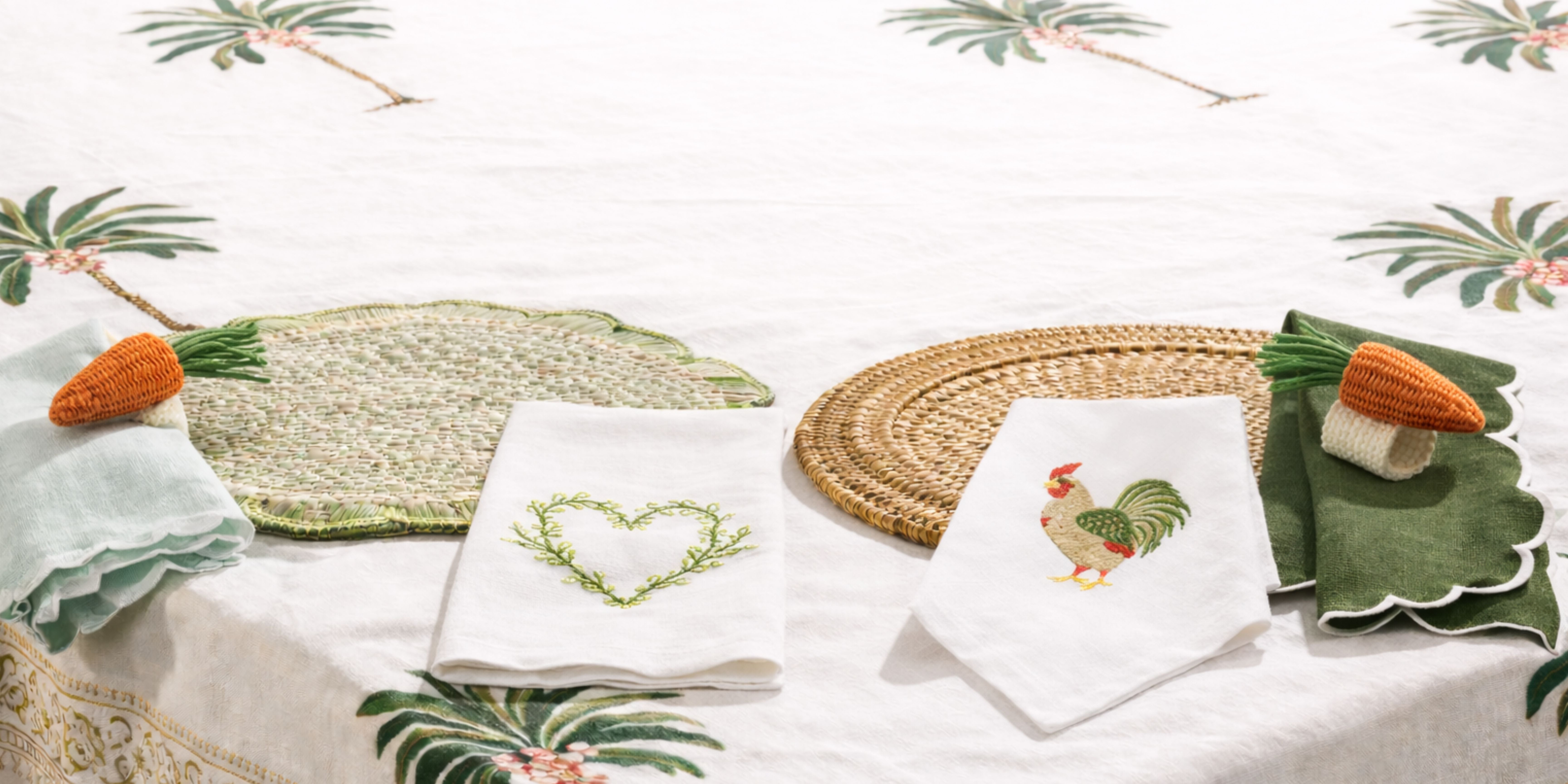 Exklusive Leinen-Servietten und außergewöhnliche, handgefertigte Serviettenringe auf einer stilvoll gedeckten Tafel von Table Desires München