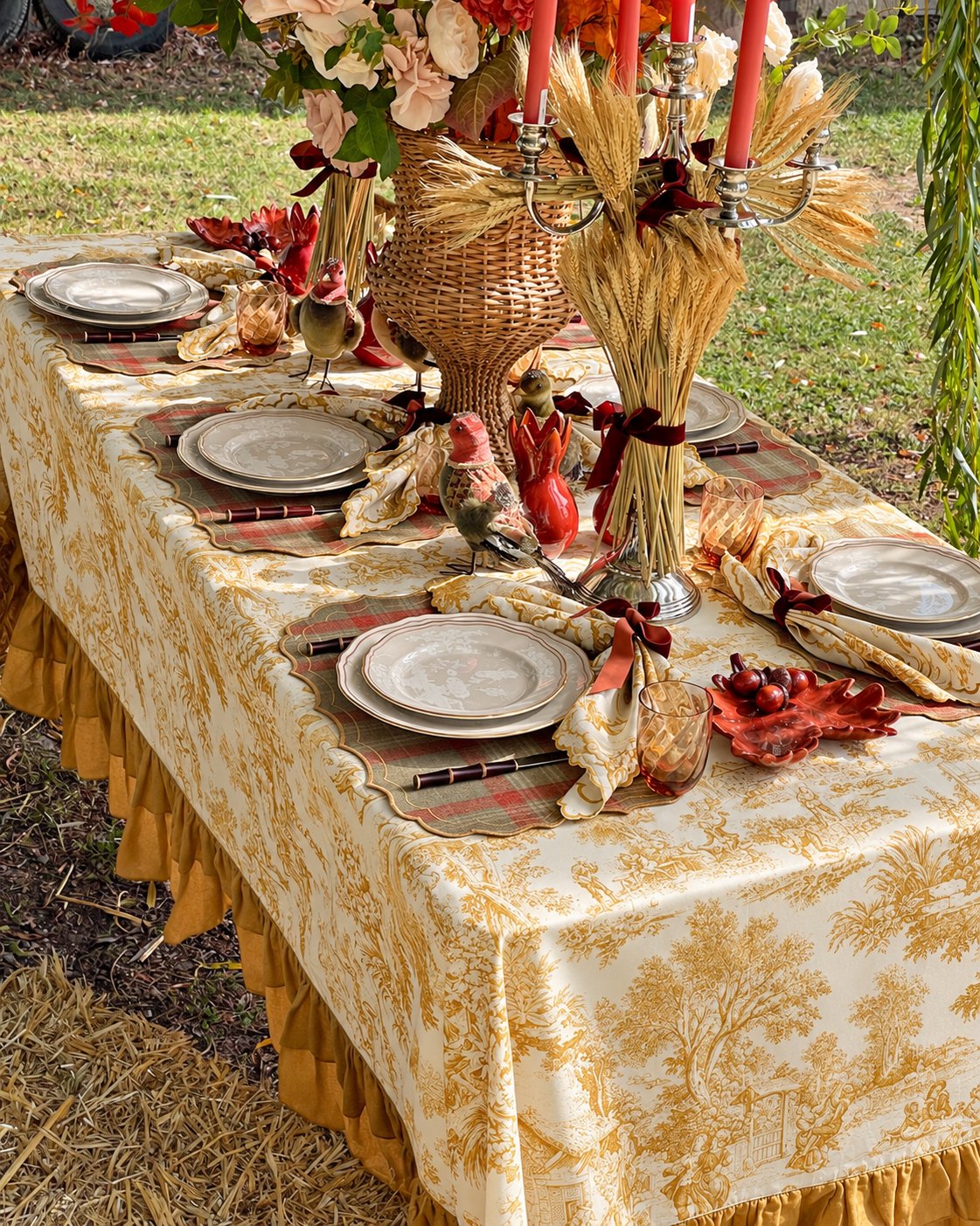 Thanksgiving-Tafel mit Toile de Jouy, Tartan-Tischsets, Porzellan mit Goldrand und Herbststrauß