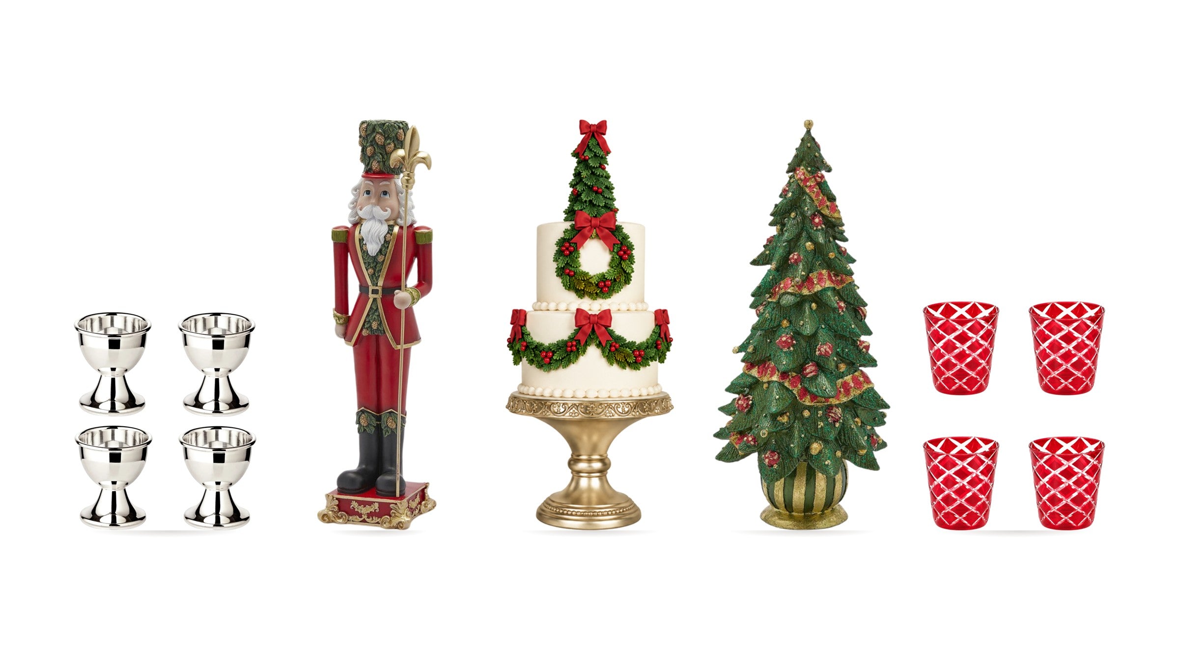 Festtafel: versilberte Eierbecher, Nussknacker, Deko-Torte, Weihnachtsbaum und rote Kristallgläser