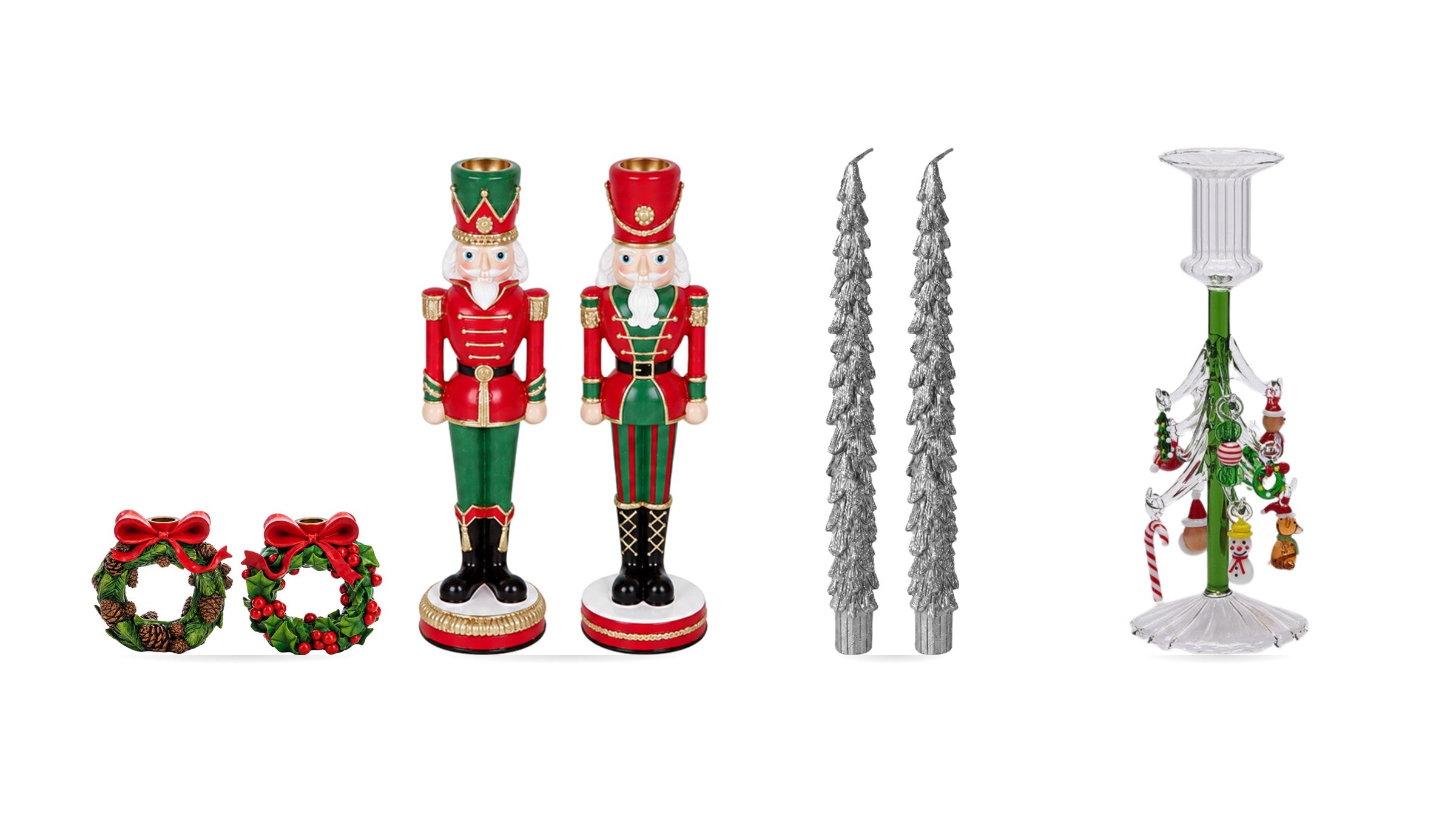 Weihnachtliche Kerzenhalter: Kranz, Nussknacker, Glas mit Figuren und silberne Stabkerzen