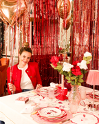 Bunt gedeckte Tafel mit Tellern und Tischsets