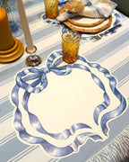 Tischdecke Rüschen Blau-Weiß auf der Tafel