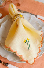 Leinenserviette Narzisse auf der Tafel