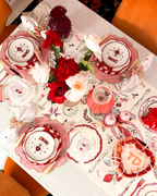 Bunte Tischdeko mit Tischsets und Papier-Tischläufer