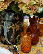 Hobnail Gläser Amber auf der gedeckten Tafel