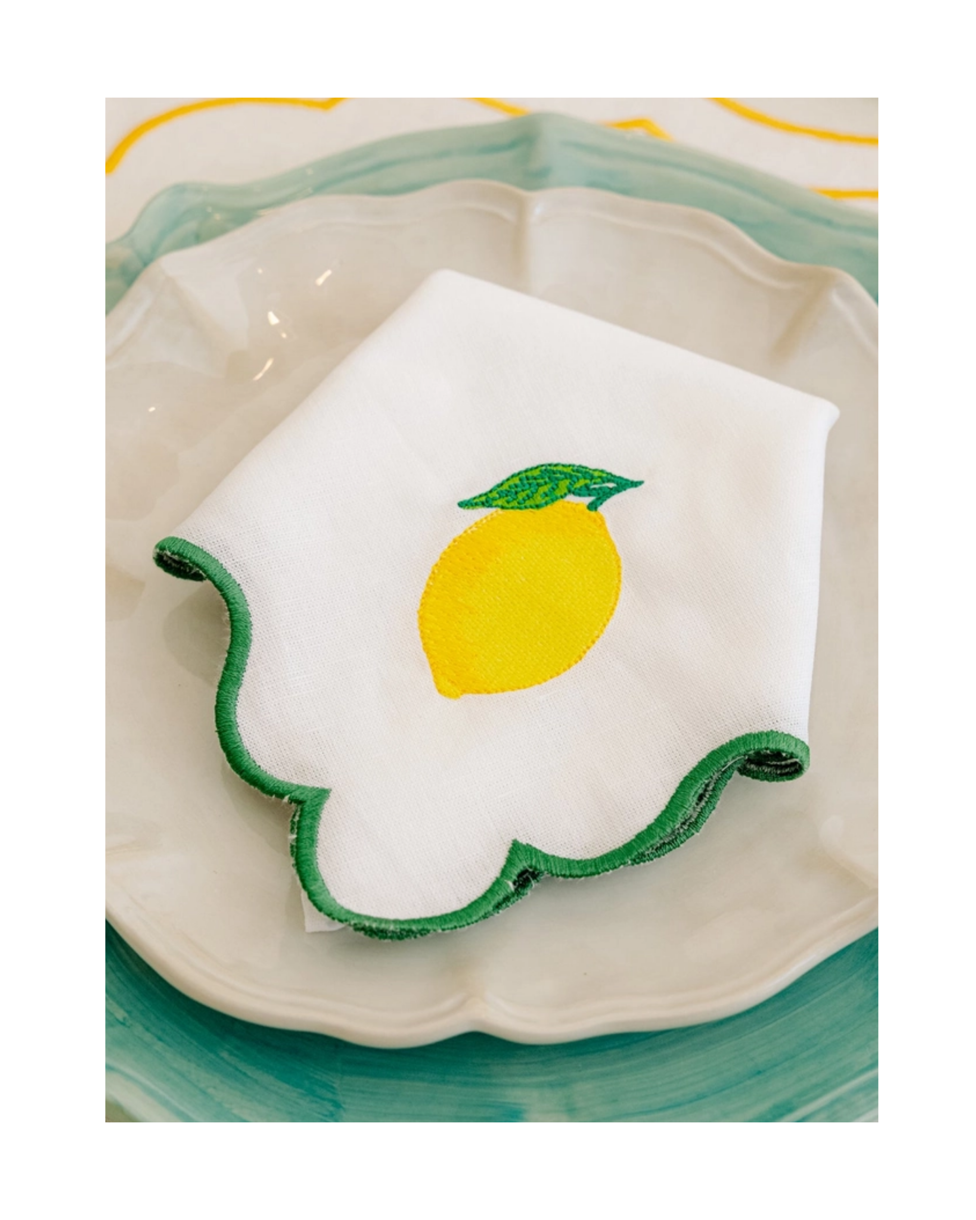 Lemon napkin with scalloped edge – linen & cotton (45 × 45 cm)