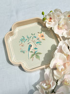 Chinoiserie Tabletts Hellblau und Rosa auf dem Tisch