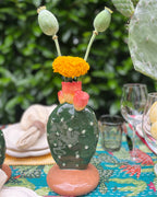 Kaktus Vase aus handbemalter Keramik in Grün mit roten Blüten