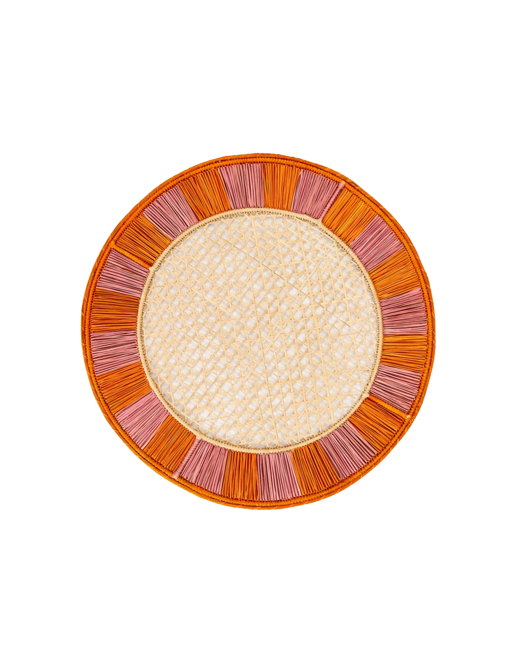 Rundes, handgewebtes Tischset aus kolumbianischer Iraca-Palme im Wiener-Geflecht-Stil mit einer Bordüre in Orange und Rosa.