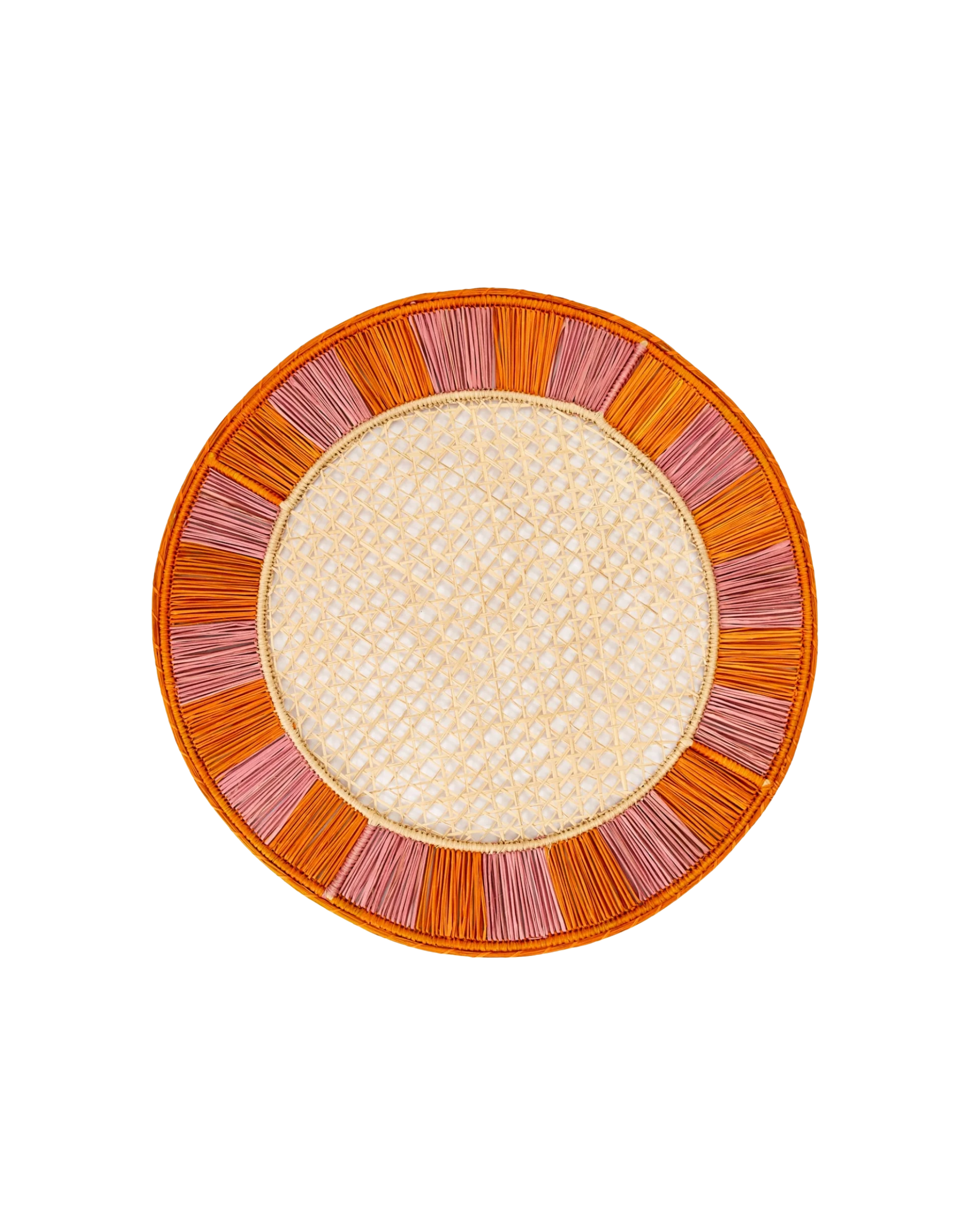 Rundes, handgewebtes Tischset aus kolumbianischer Iraca-Palme im Wiener-Geflecht-Stil mit einer Bordüre in Orange und Rosa.