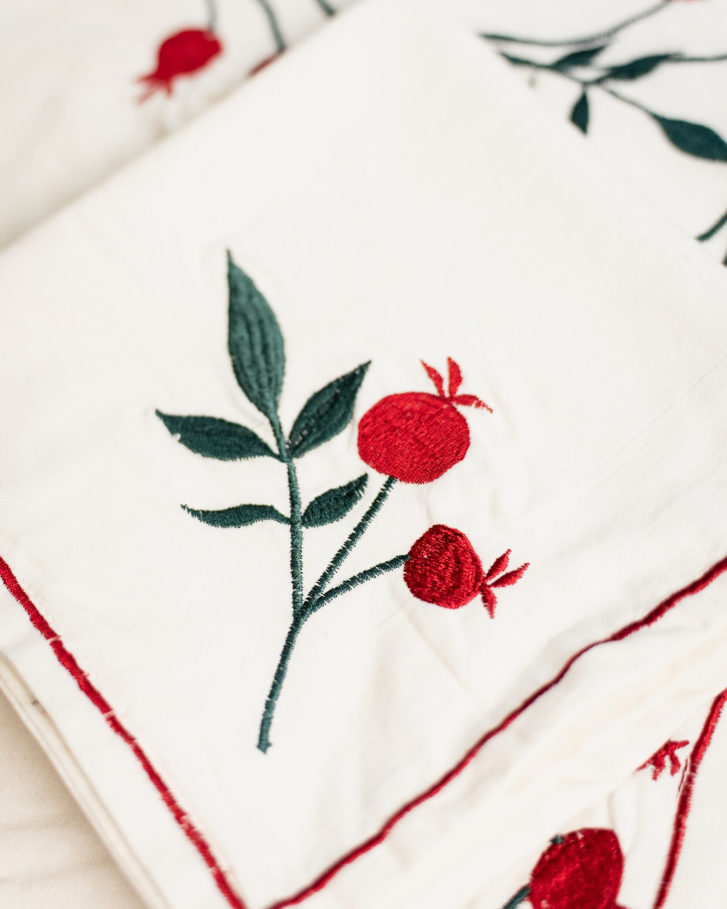 Tischset und Serviette Granatapfel Bestickt, 2er Set