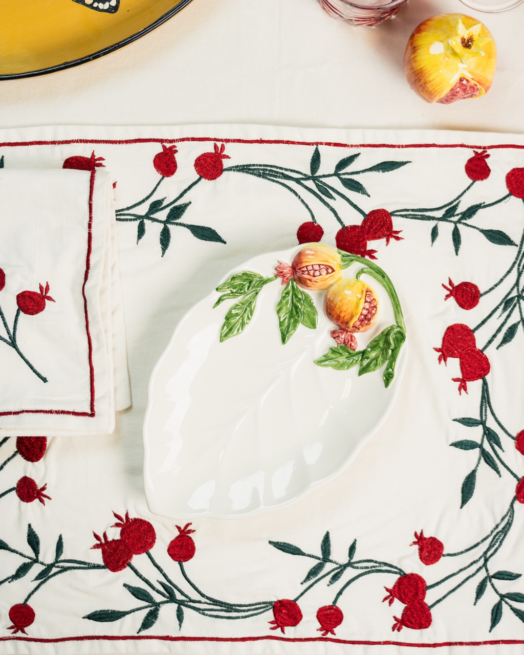 Servierplatte Blattform Granatapfel Keramik