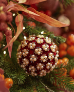 Weihnachtskugel Elisabeth mit Perlen Bordeaux