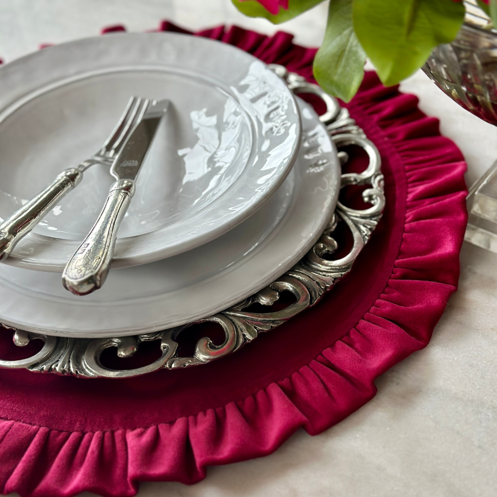 Velvet placemat with ruffles